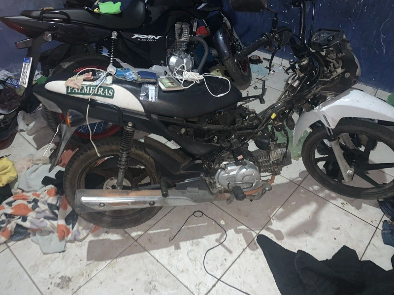 Motocicletas encontradas no desmanche no bairro Promorar