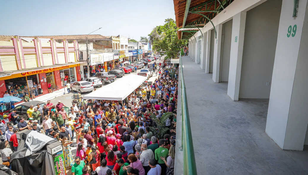 Multidão fora do prédio