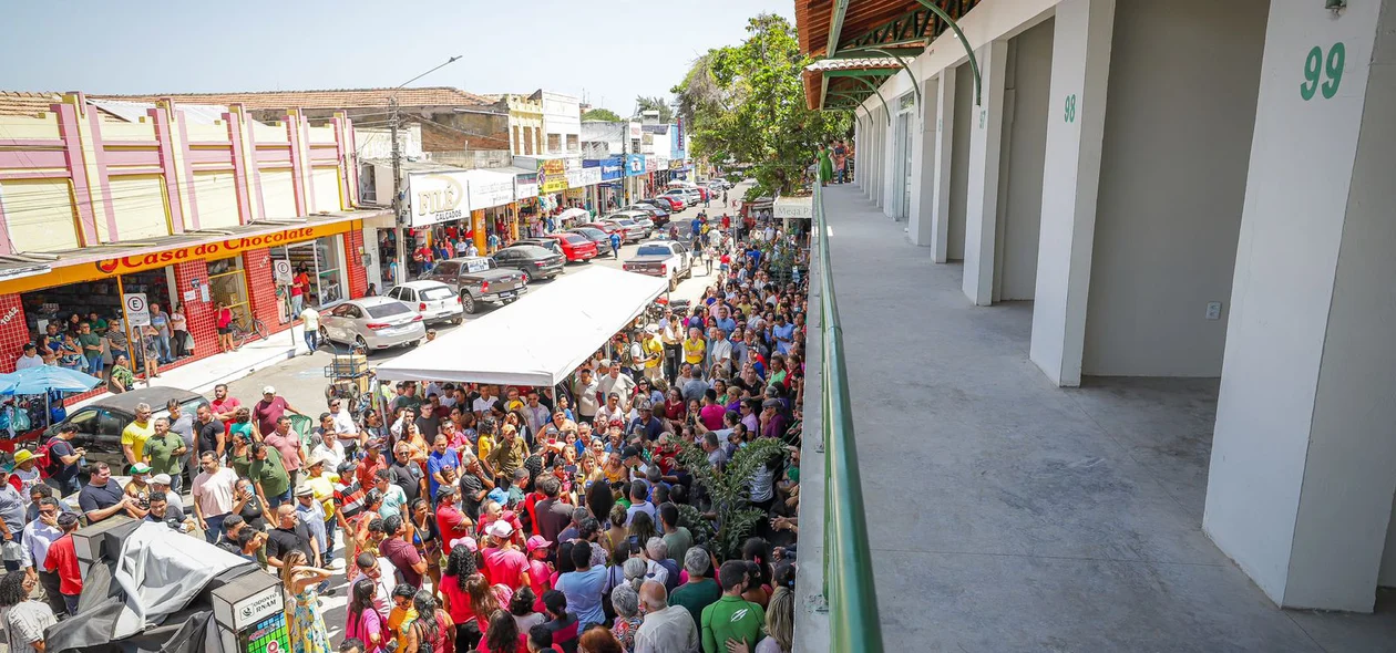 Multidão fora do prédio