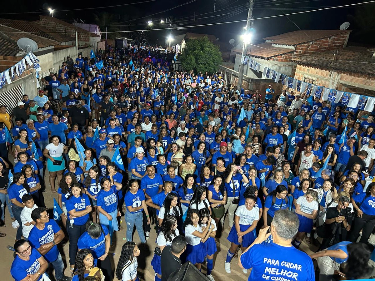 Multidão reunida no comício