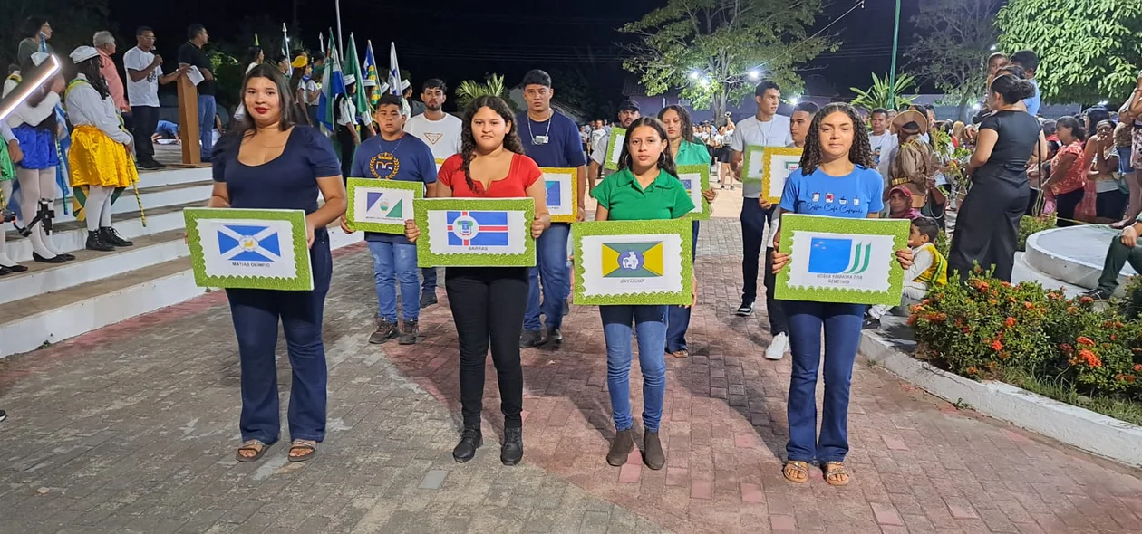 O desfile ocorreu na sexta-feira (06)