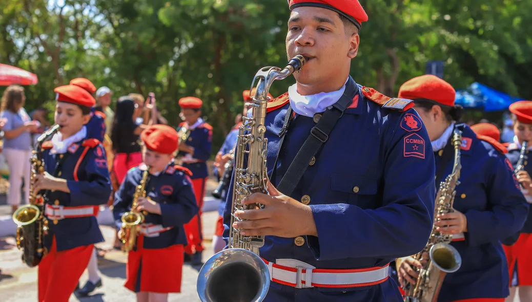 O desfile reuníu milhares de brasileiros