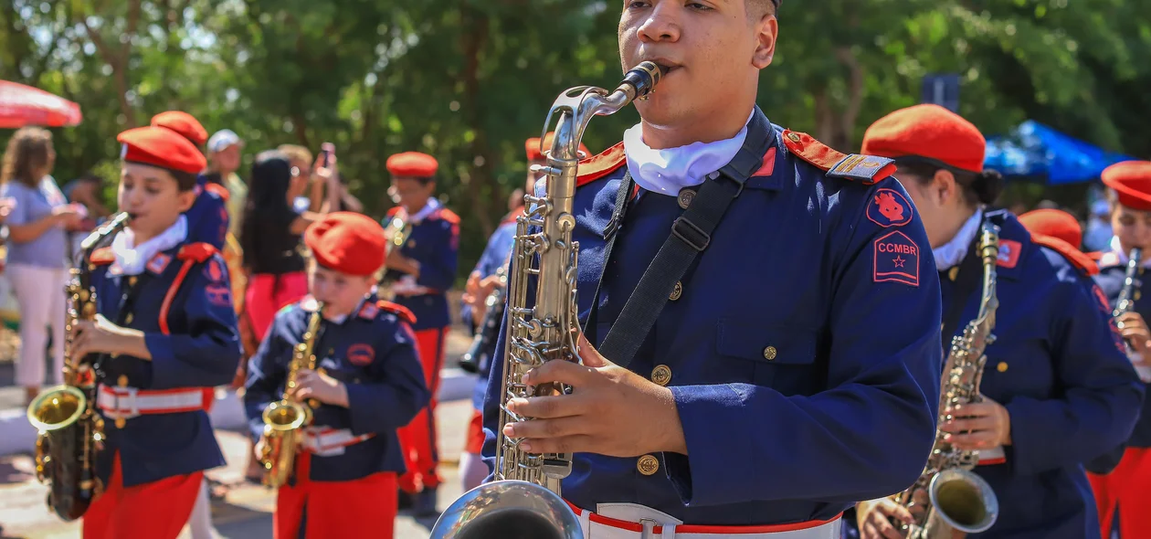 O desfile reuníu milhares de brasileiros