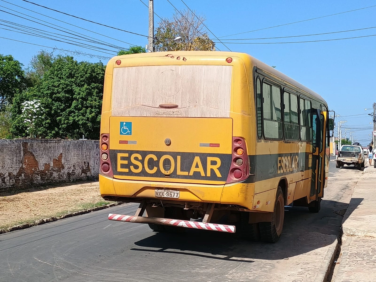 Ônibus escolar envolvido no acidente