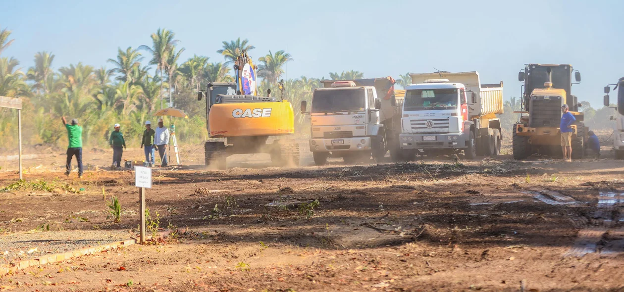 Operários nas obras do Residencial Diuza Gonçalves em Teresina