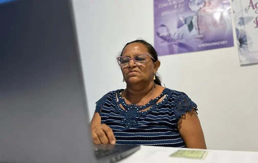 Paciente sendo atendida pela telemedicina