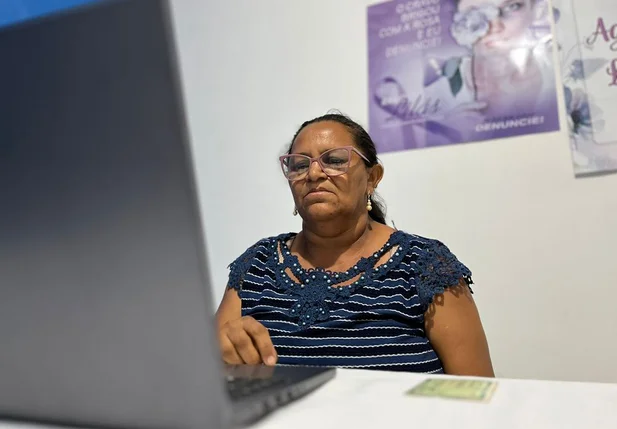 Paciente sendo atendida pela telemedicina