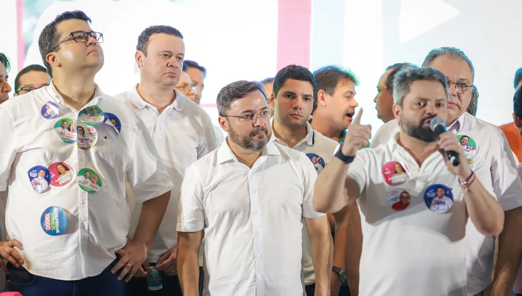 Palanque de apoiadores do candidato Fábio Novo