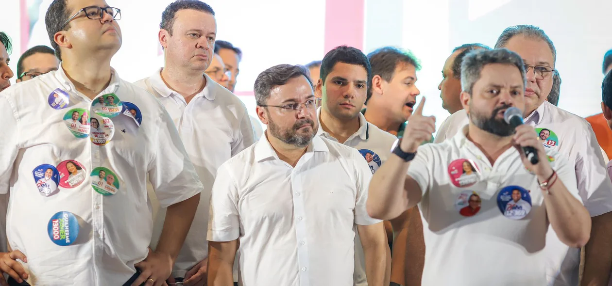 Palanque de apoiadores do candidato Fábio Novo