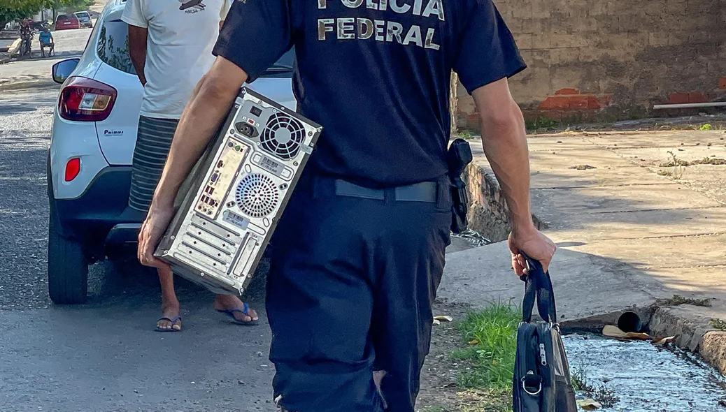 Polícia apreende material em operação