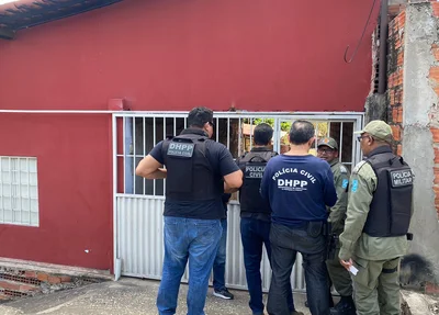 Policiais civis e militares no local do crime