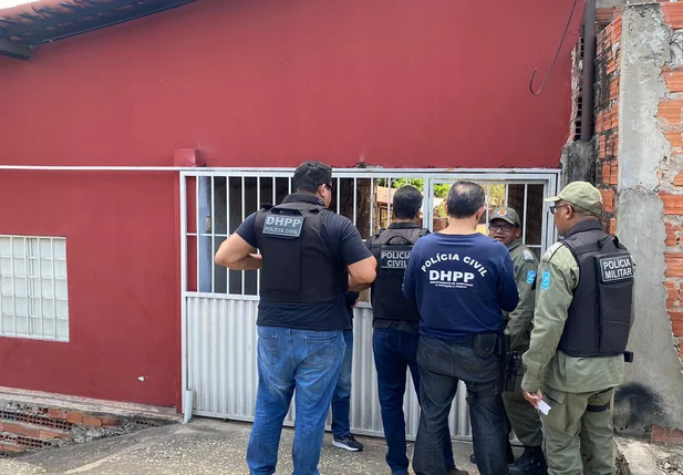 Policiais civis e militares no local do crime