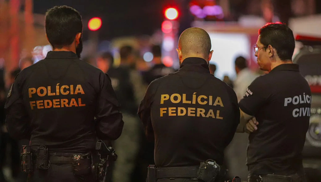 Policiais federais no local