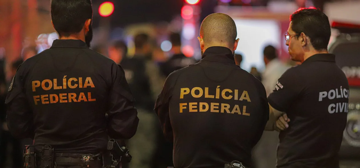 Policiais federais no local