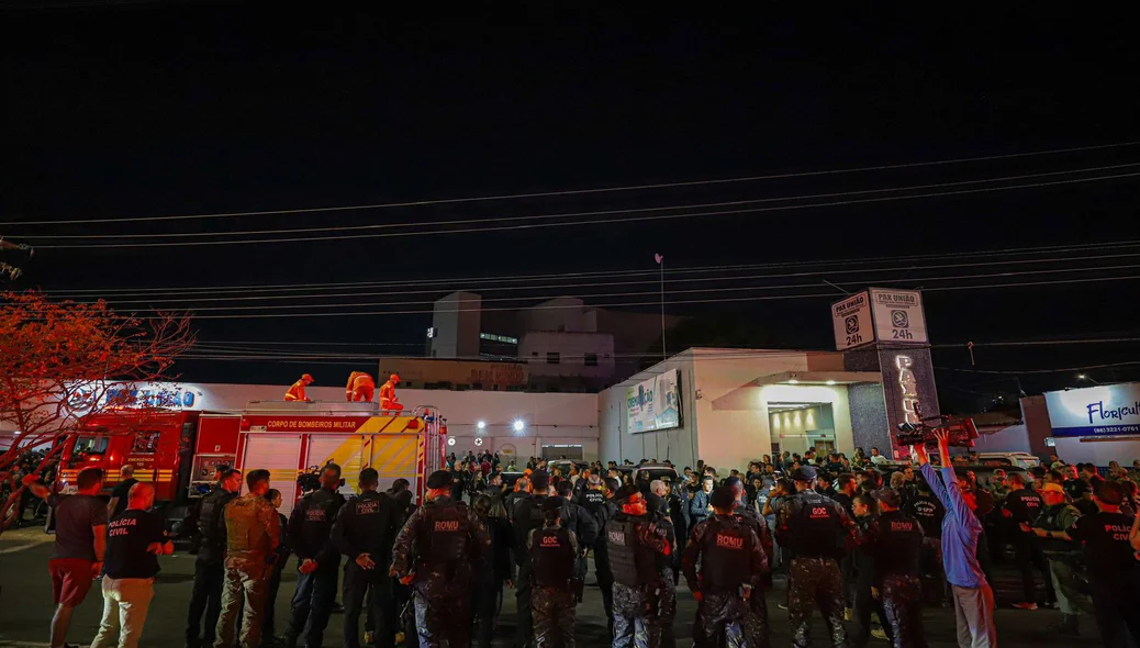 Policiais na frente da Pax União