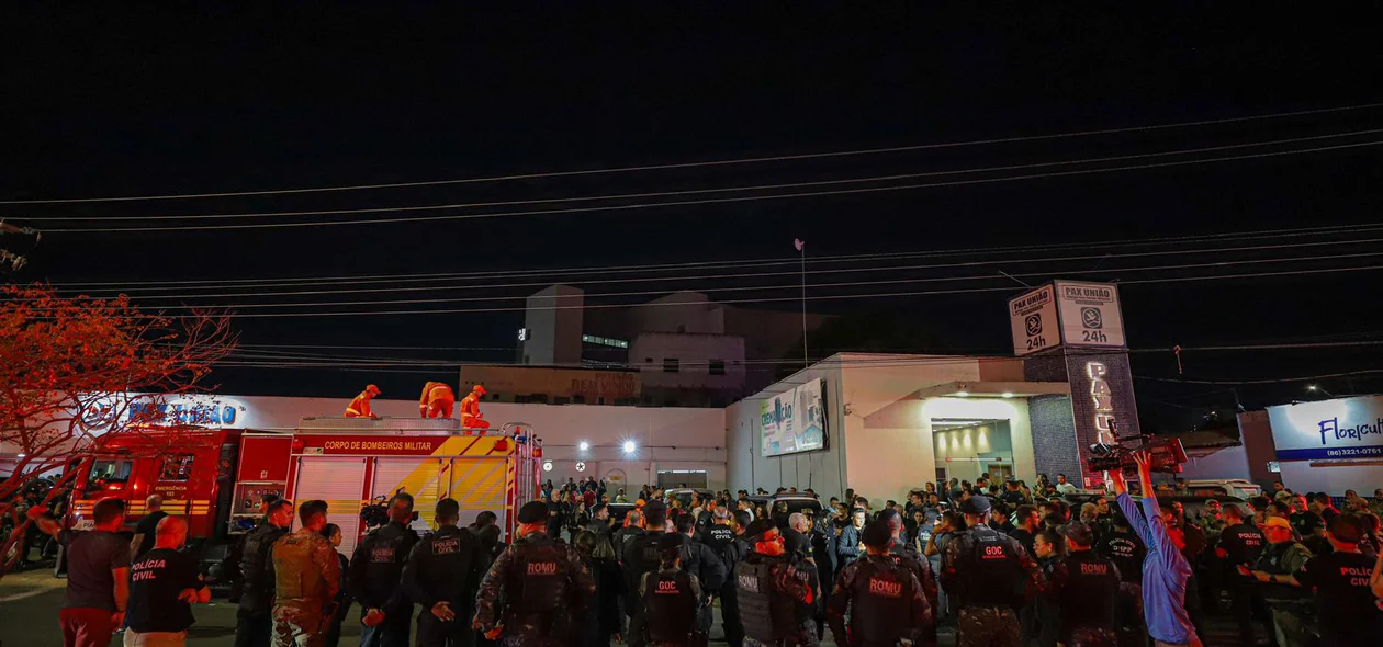 Policiais na frente da Pax União