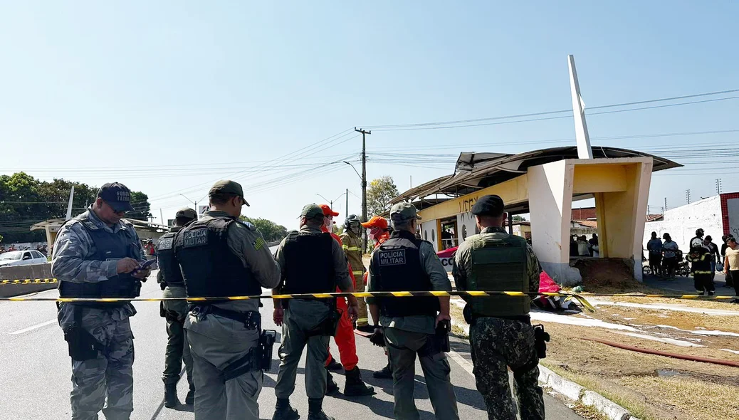 Policiais no local