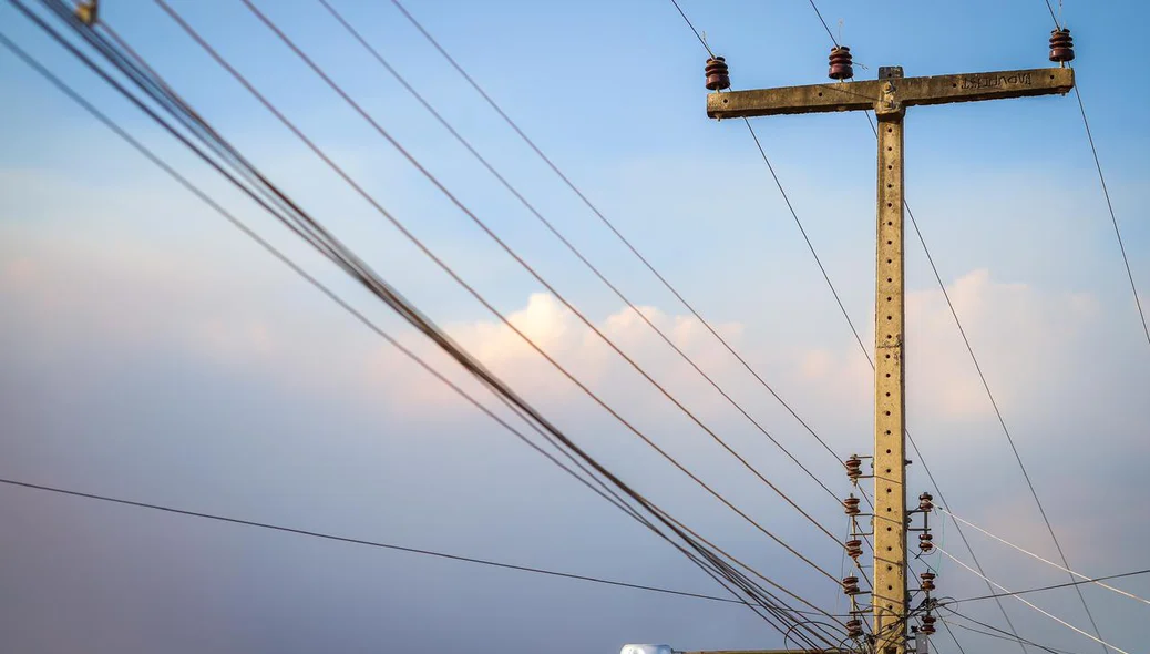 Poste e fiação de energia