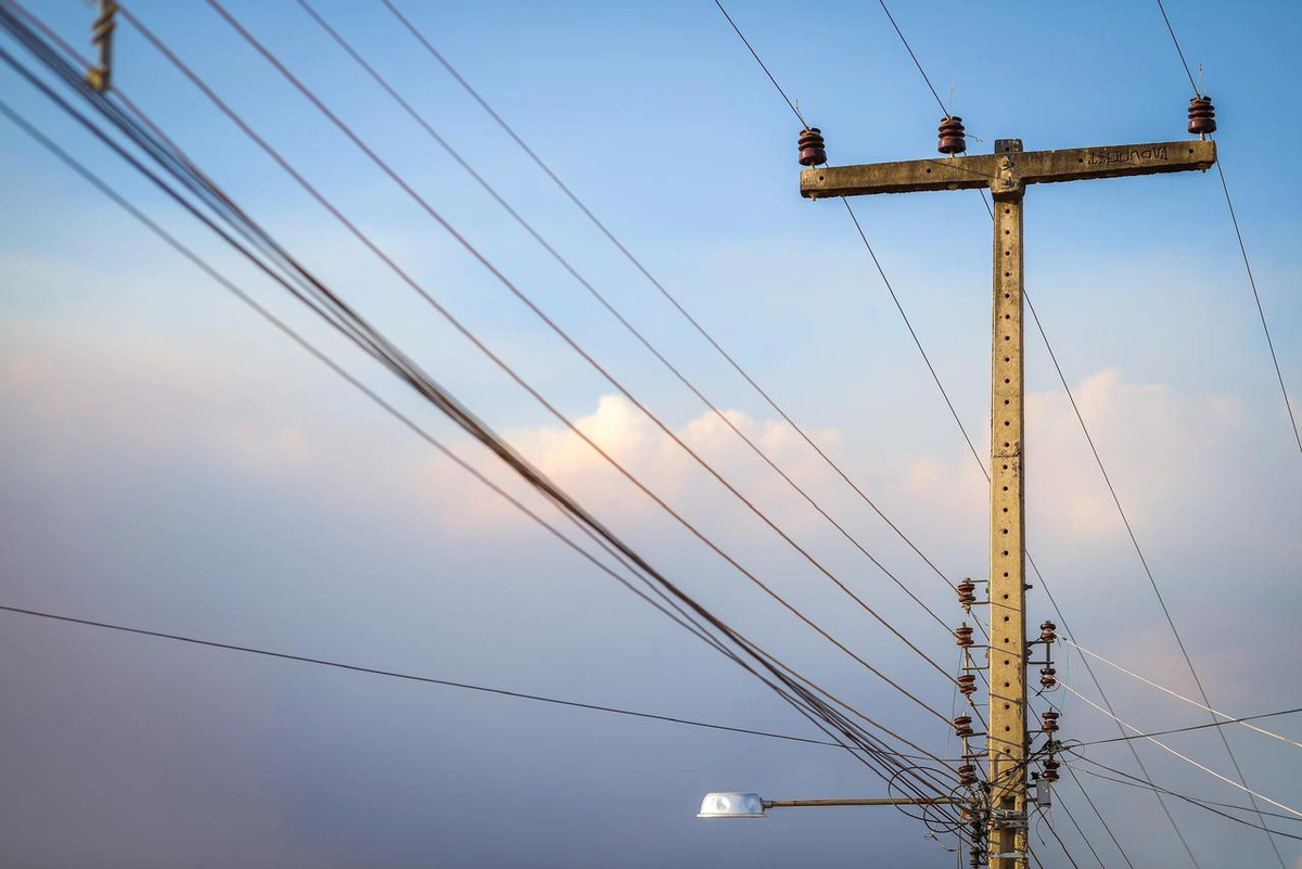 Poste e fiação de energia