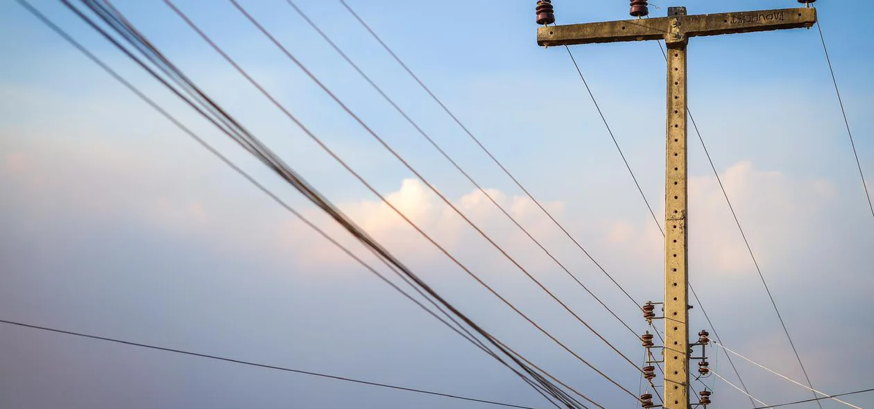 Poste e fiação de energia