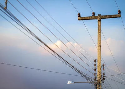 Poste e fiação de energia