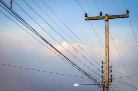 Poste e fiação de energia