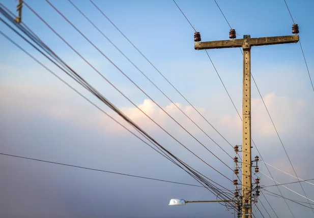 Poste e fiação de energia