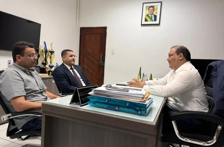 Prefeito de Cocal, Douglas Lima, acompanhado de seu advogado e o delegado geral, Luccy Keiko