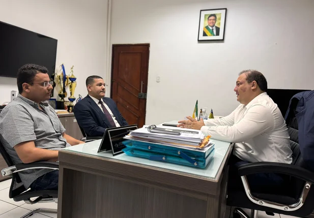 Prefeito de Cocal, Douglas Lima, acompanhado de seu advogado e o delegado geral, Luccy Keiko