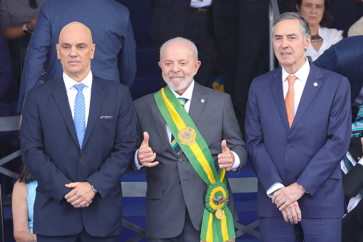 Presidente Lula com os ministros do STF Alexandre de Moraes e Luís Roberto Barroso