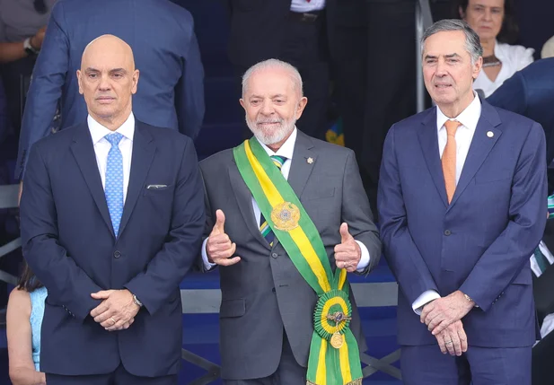 Presidente Lula com os ministros do STF Alexandre de Moraes e Luís Roberto Barroso