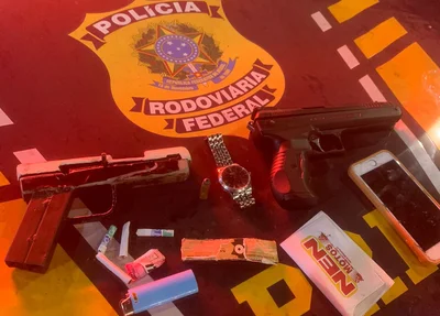 PRF apreendeu arma e um simulacro com os suspeitos