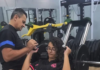 Professor Demóstenes Ribeiro com Maria Vitória, quanto mais cedo começar na musculação, melhor