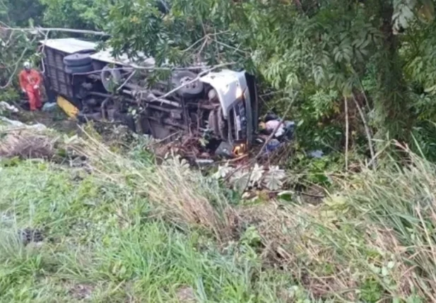 Quatro pessoas morrem e 5 ficam feridas após acidente com ônibus na Bahia