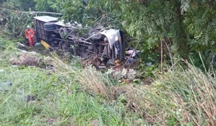 Quatro pessoas morrem e 5 ficam feridas após acidente com ônibus na Bahia