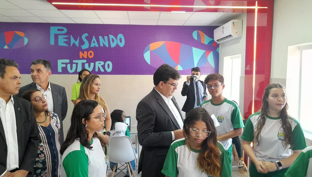 Rafael Fonteles conversa com alunos do CETI Duque de Caxias