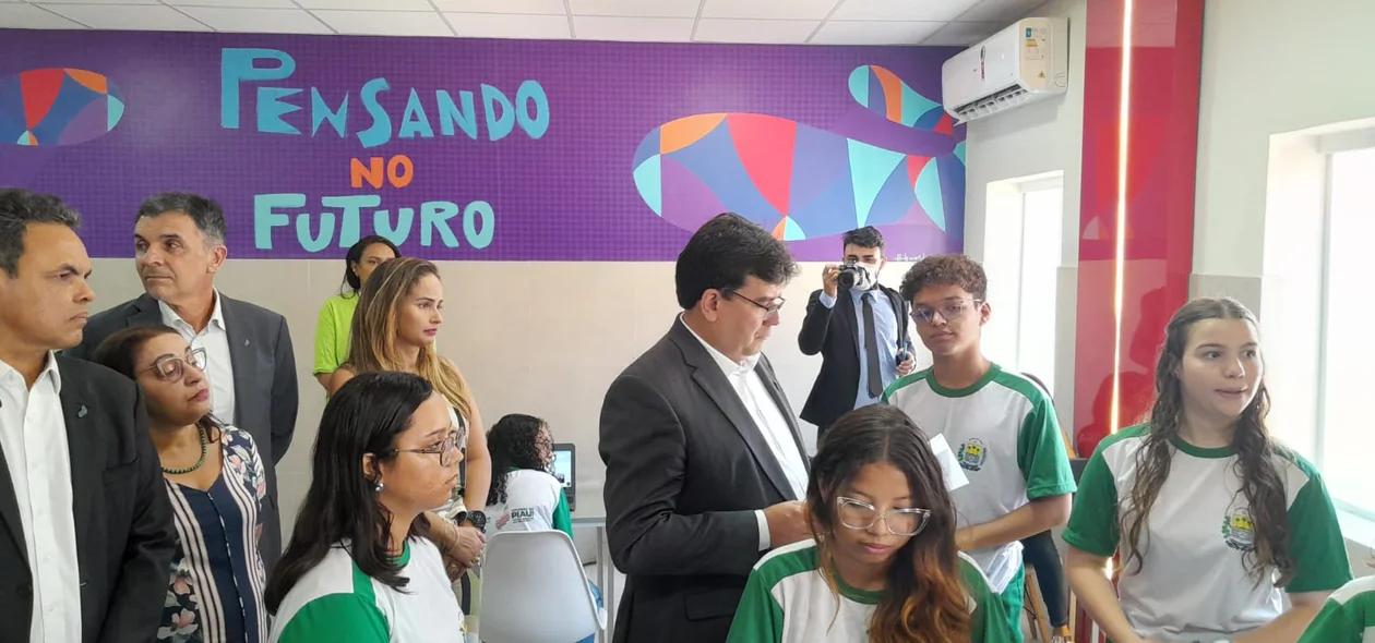 Rafael Fonteles conversa com alunos do CETI Duque de Caxias