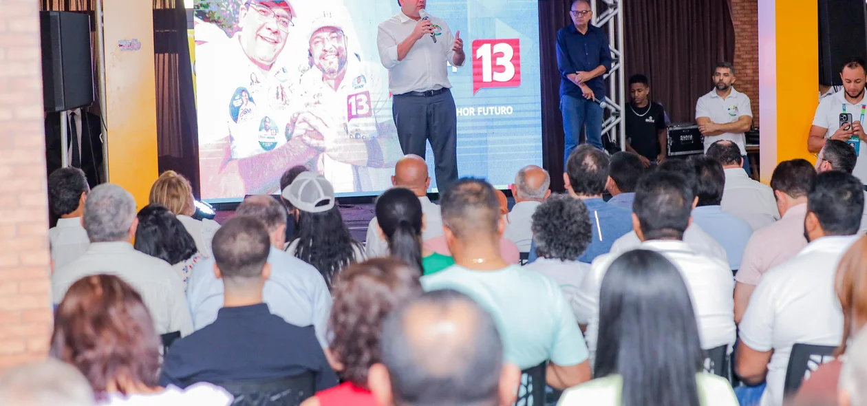 Rafael Fonteles conversando com os candidatos