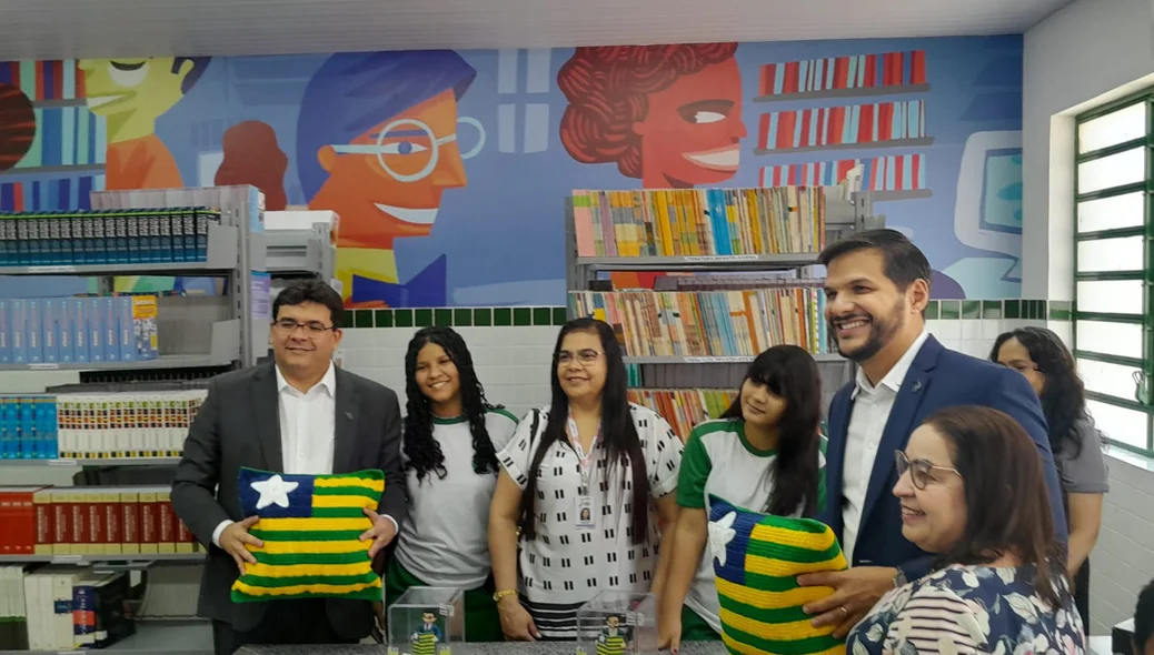 Rafael Fonteles e o secretário Washington Bandeira ao lado dos alunos do CETI Duque de Caxias