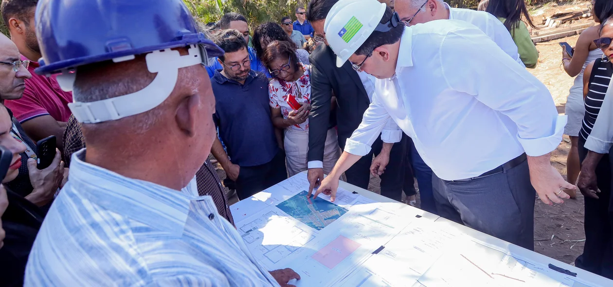 Rafael Fonteles olhando a planta da obra