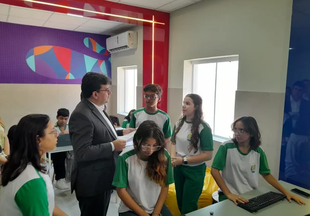 Rafael Fonteles visita o CETI Duque de Caxias em Teresina