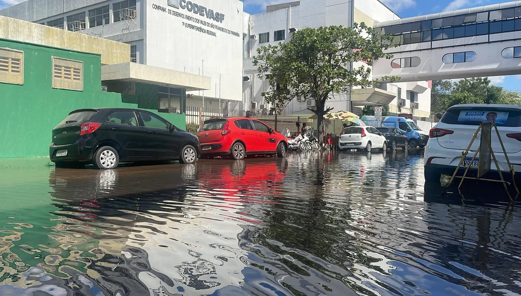 Rua ficou alagada