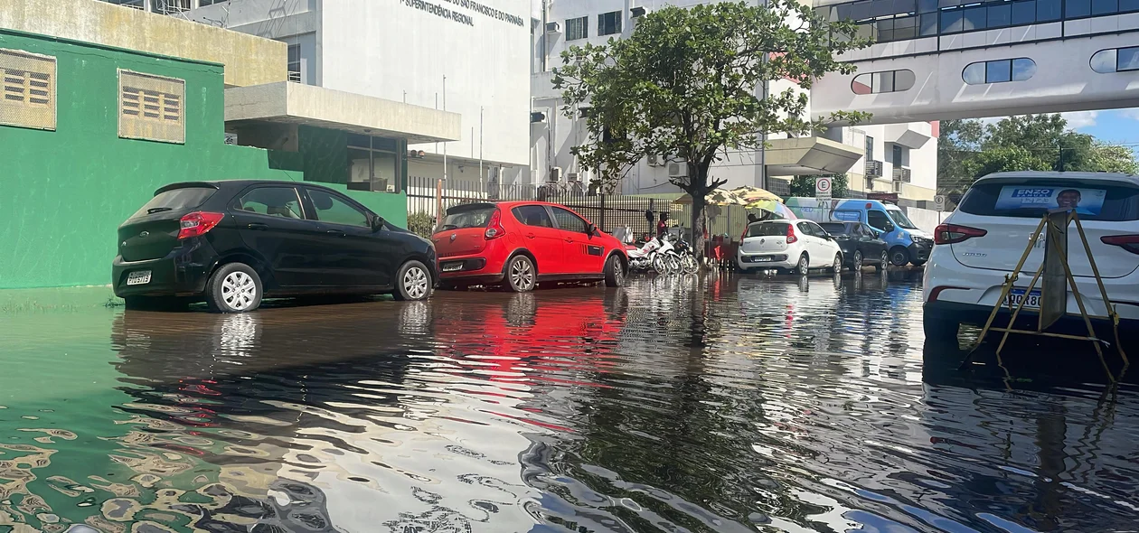 Rua ficou alagada