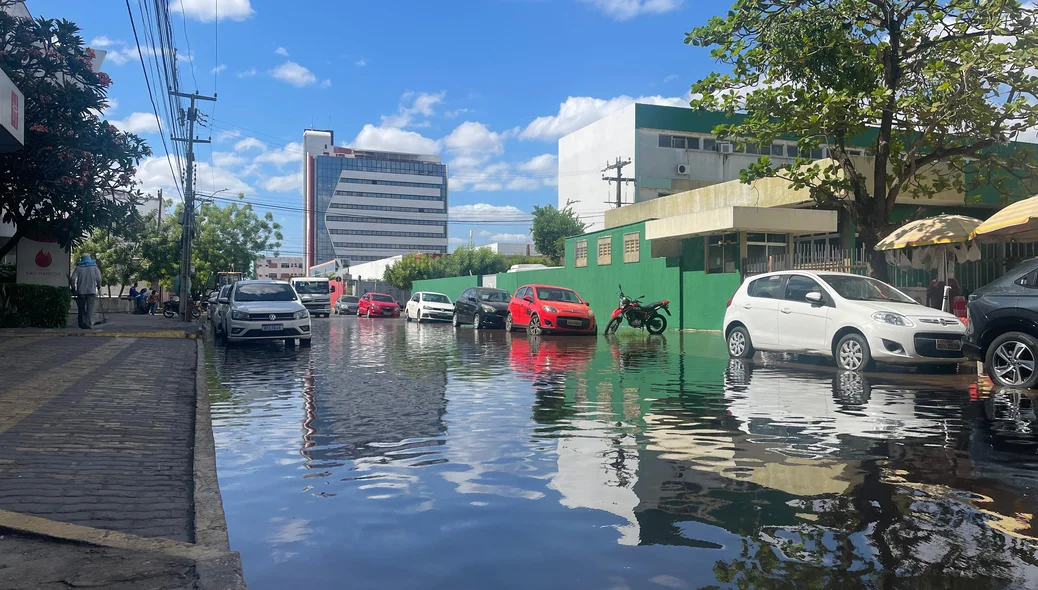 Rua Governador Artur de Vasconcelos alagada