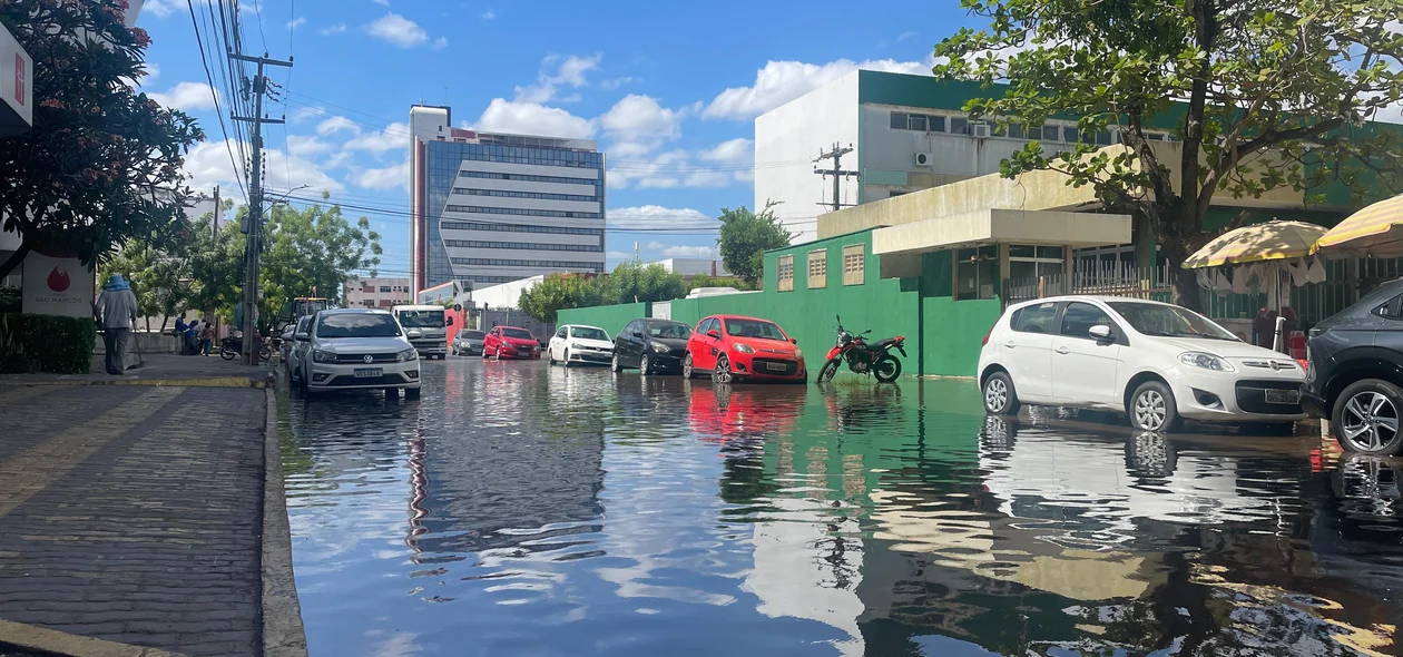 Rua Governador Artur de Vasconcelos alagada