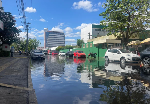 Rua Governador Artur de Vasconcelos alagada