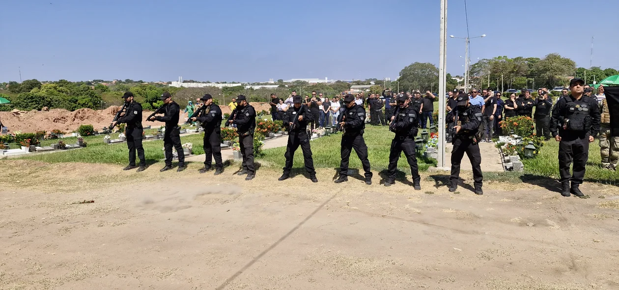 Salva de tiros em homenagem a Marcelo