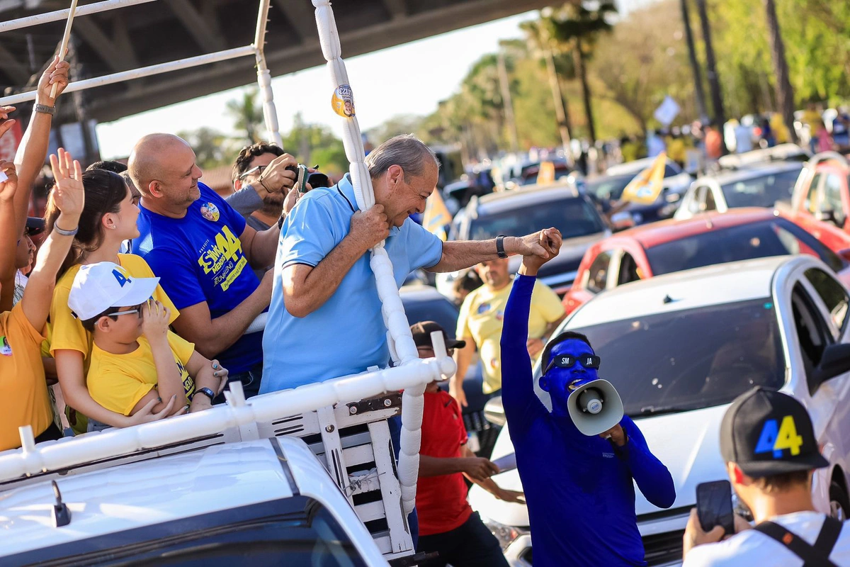 Sílvio Mendes durante carreata