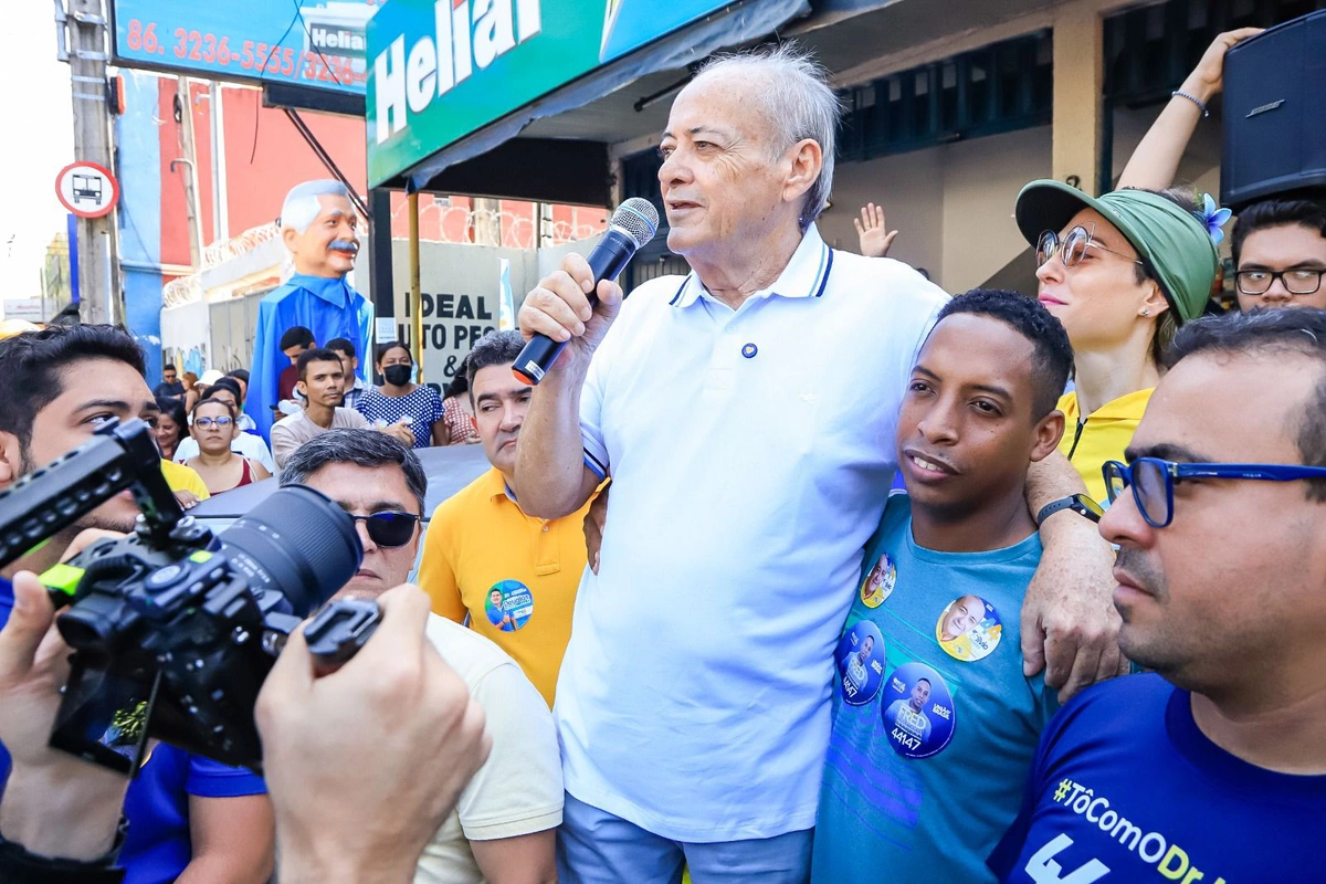 Sílvio Mendes em caminhada no bairro Dirceu