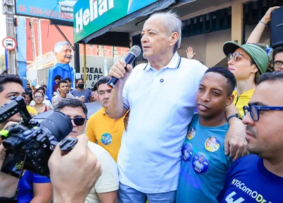 Sílvio Mendes em caminhada no bairro Dirceu